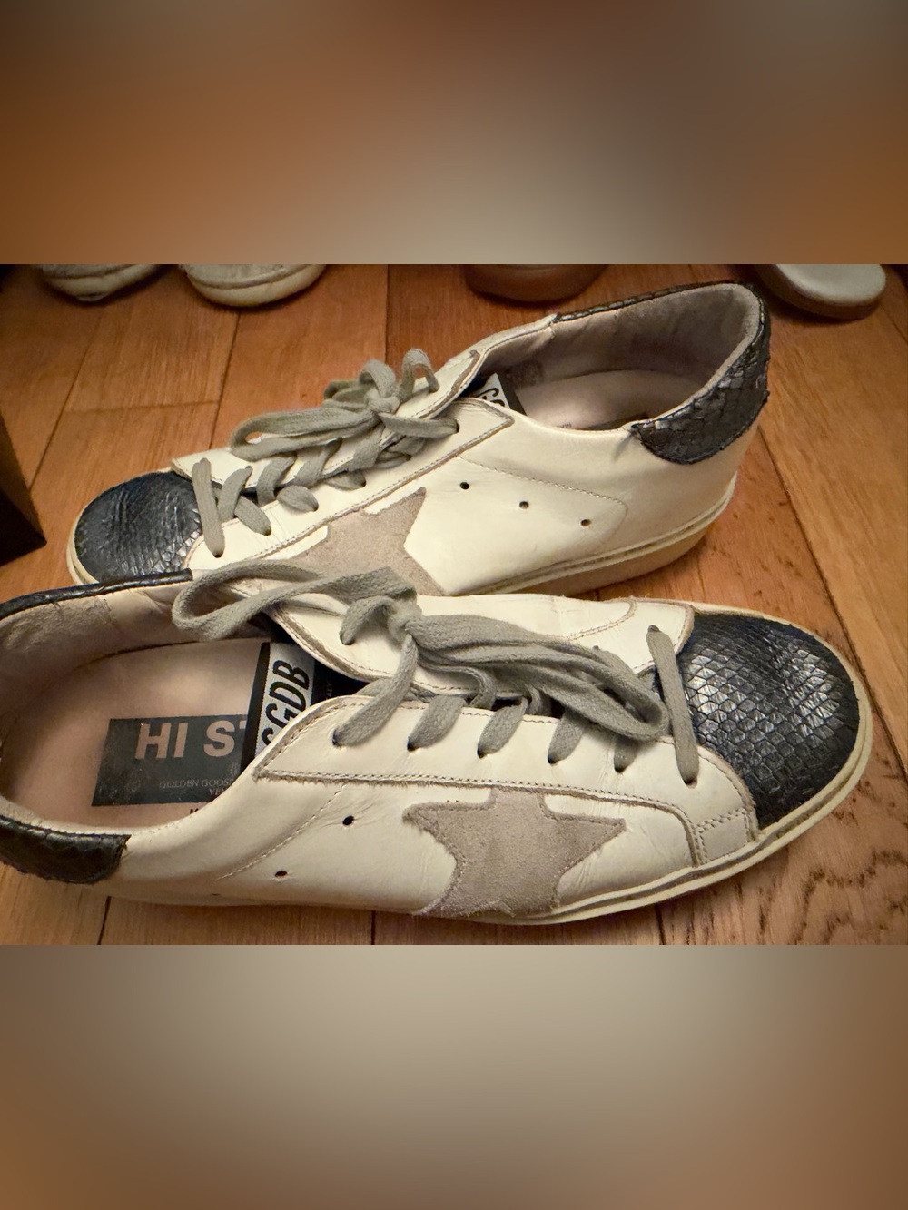 Golden Goose White Leather Sneakers with Gray Star and navy textured Toe